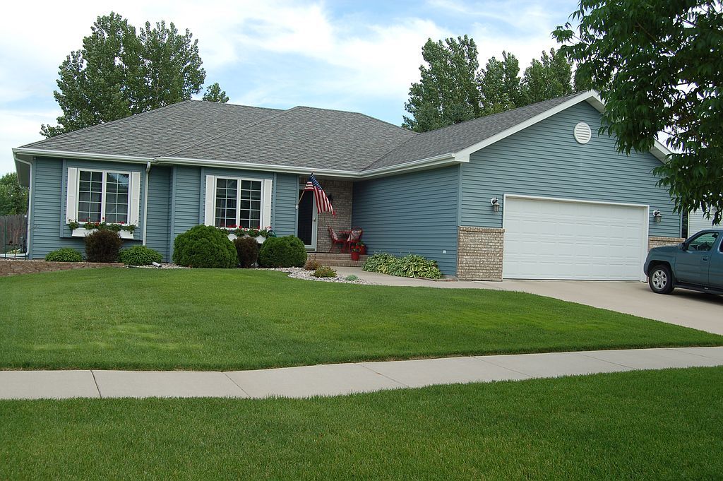 2701 S 36th St, Grand Forks, ND 58201
