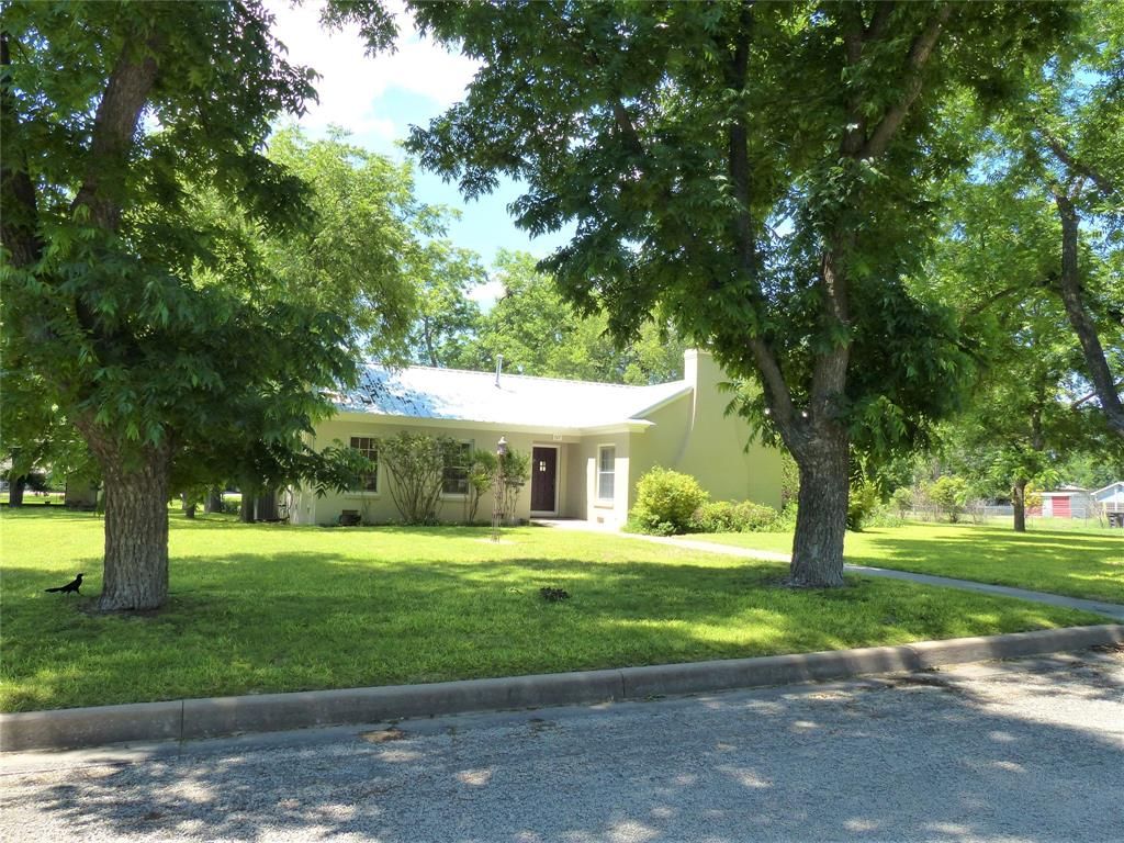 707 W 15th St, Brady, TX 76825