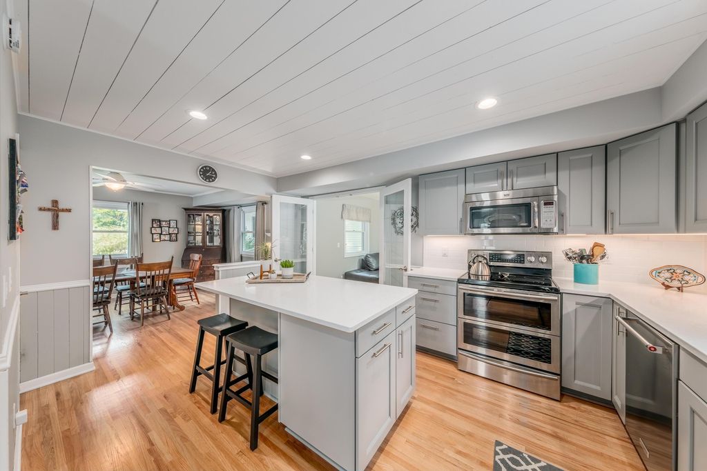 2103 Empire Dr, Waukesha, WI 53186