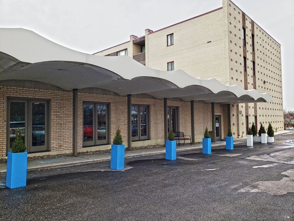 1001 N McKnight Rd, Saint Louis, MO 63132