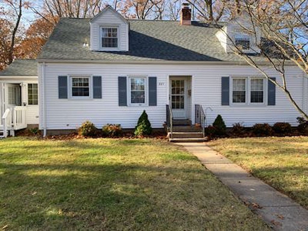 221 Knob Hill Dr, Hamden, CT 06518