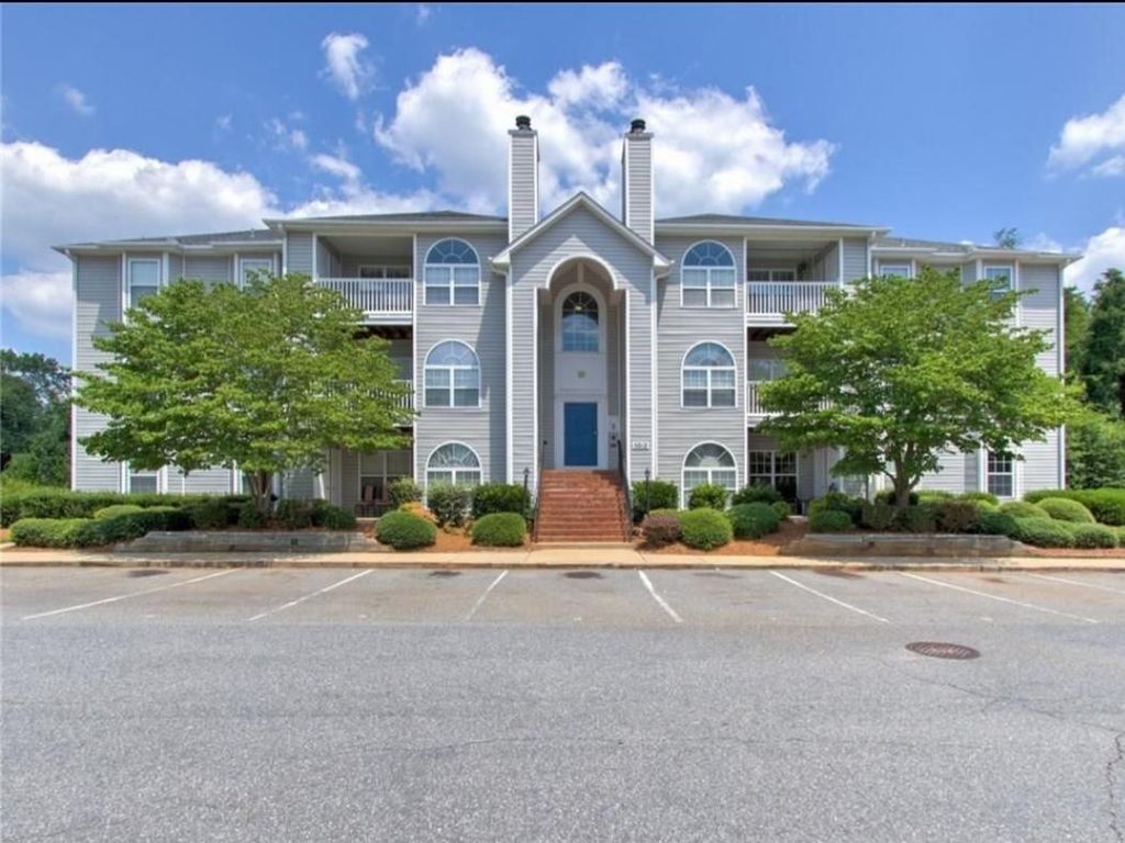 5012 Lawndale Dr L, Greensboro, NC 2 Bed, 2 Bath Condo 15 Photos