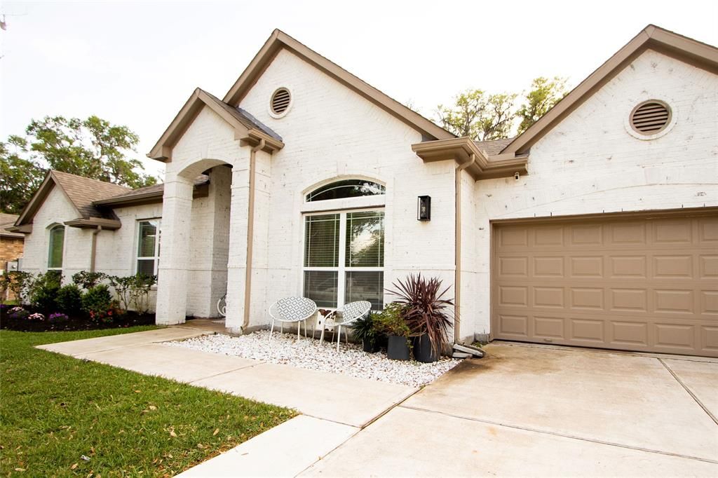 2228 Riveroaks Dr, West Columbia, TX 77486