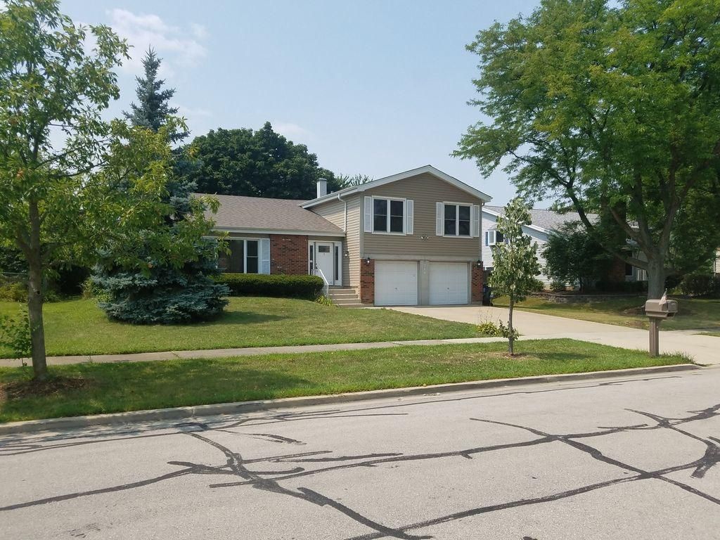 310 Sutherland Ln, Bloomingdale, IL 60108