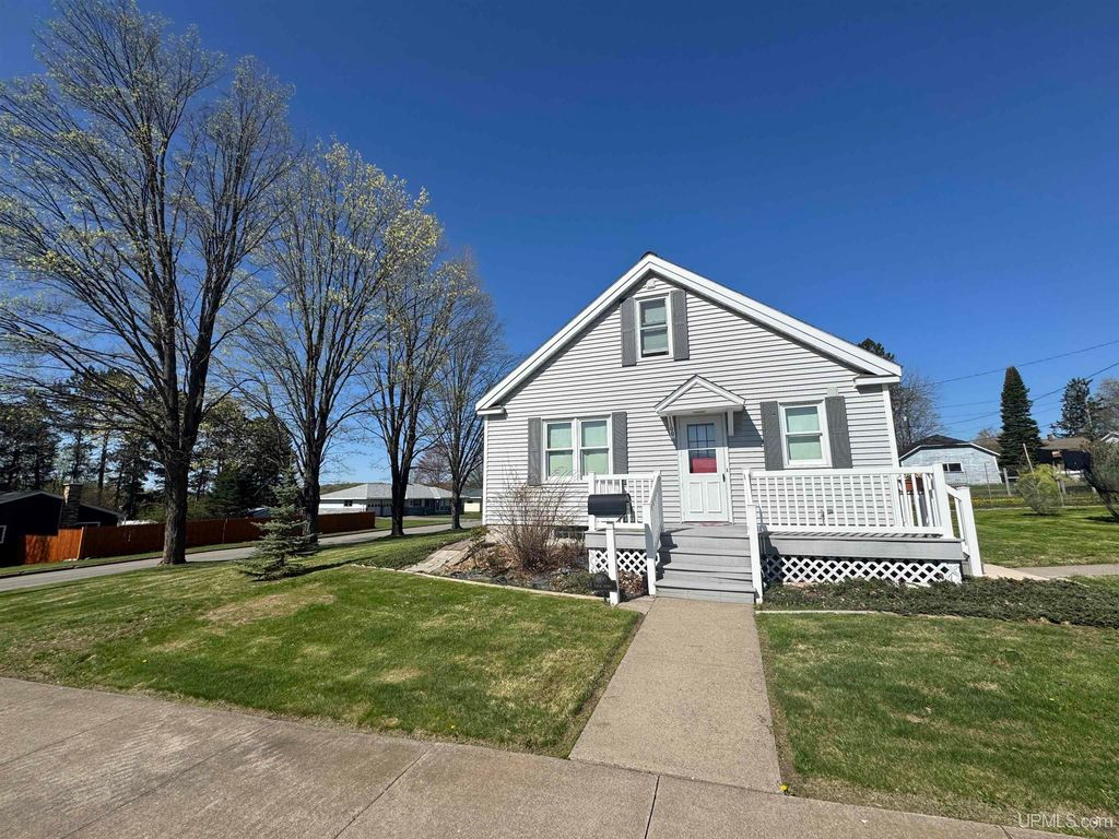 1100 Poplar Ave, Crystal Falls, MI 49920