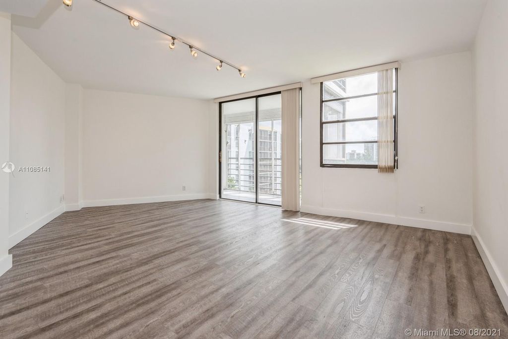 20400 W Country Club Dr #611, Miami, FL 33180