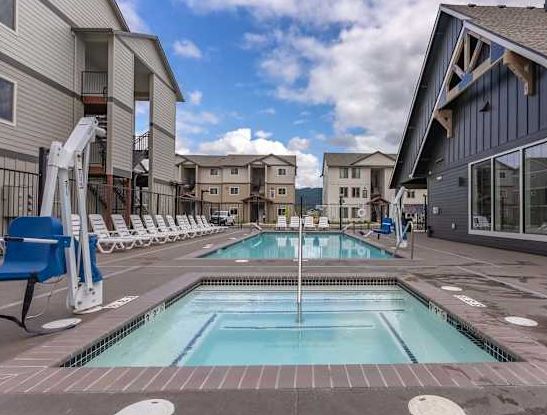 102 Greencrest St NE #110-303, Salem, OR 97301