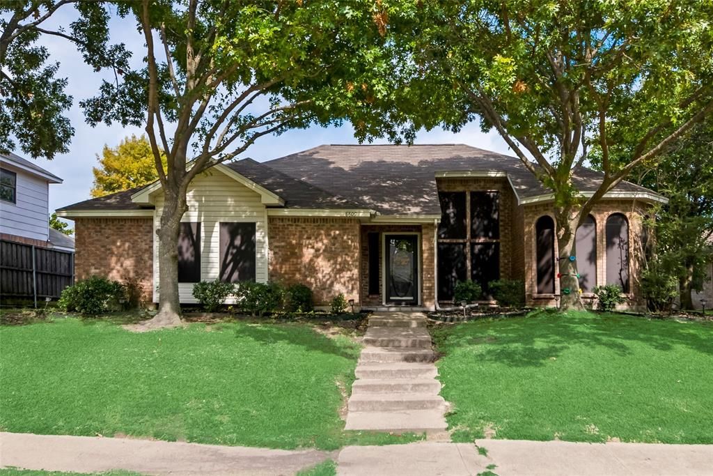 8809 Wood Glen Dr, Rowlett, TX 75088