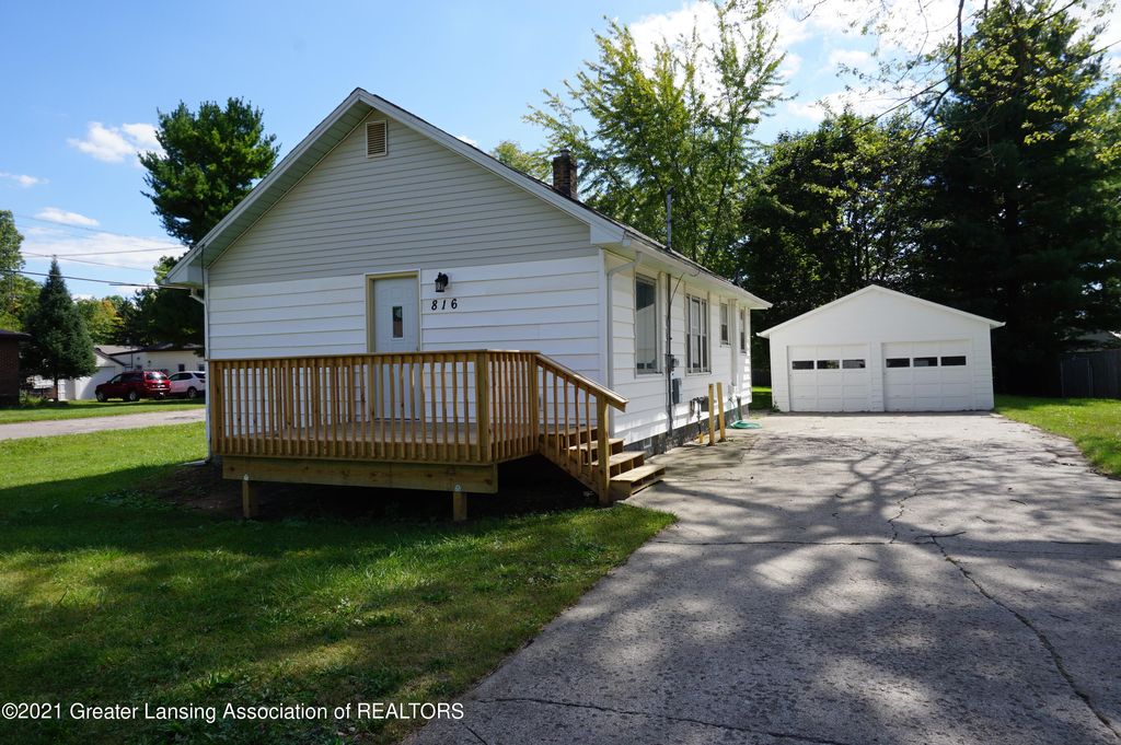 816 Community St, Lansing, MI 48906