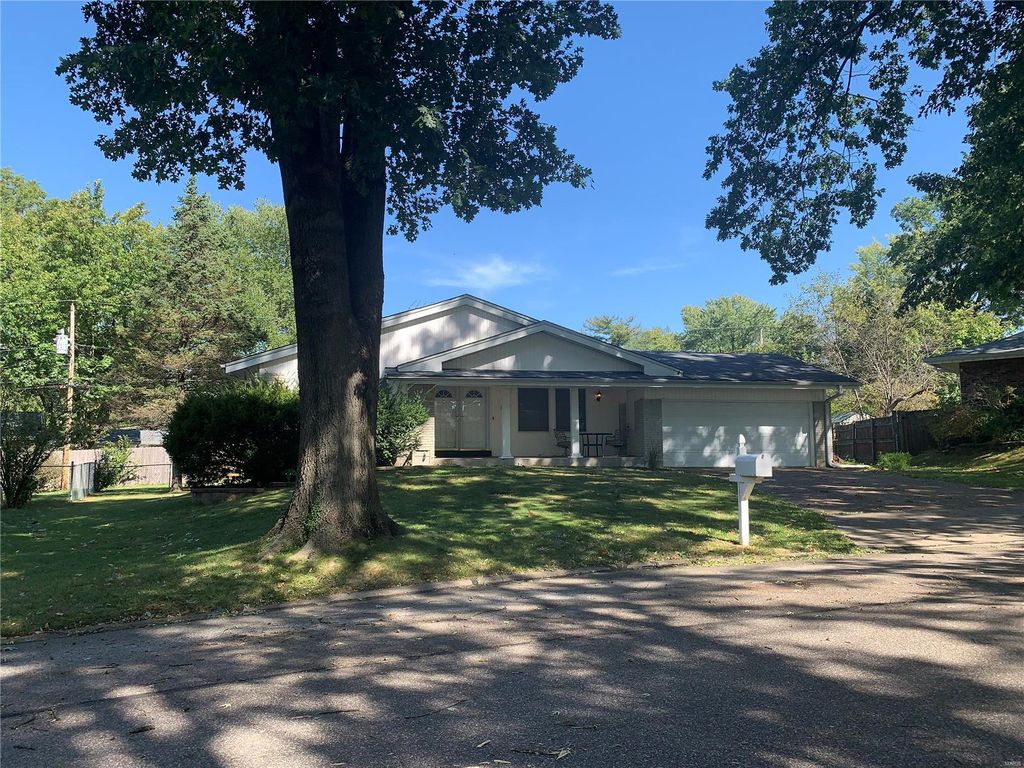 12431 Betsy Ross Ln, Saint Louis, MO 63146