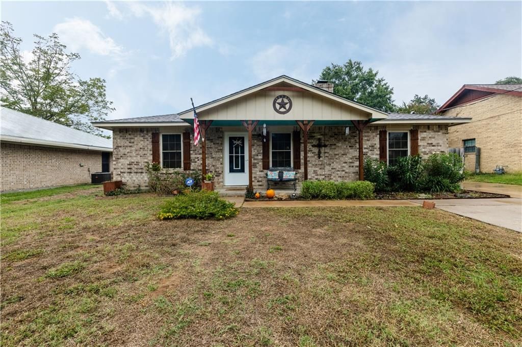 1105 NE 9th St, Smithville, TX 78957