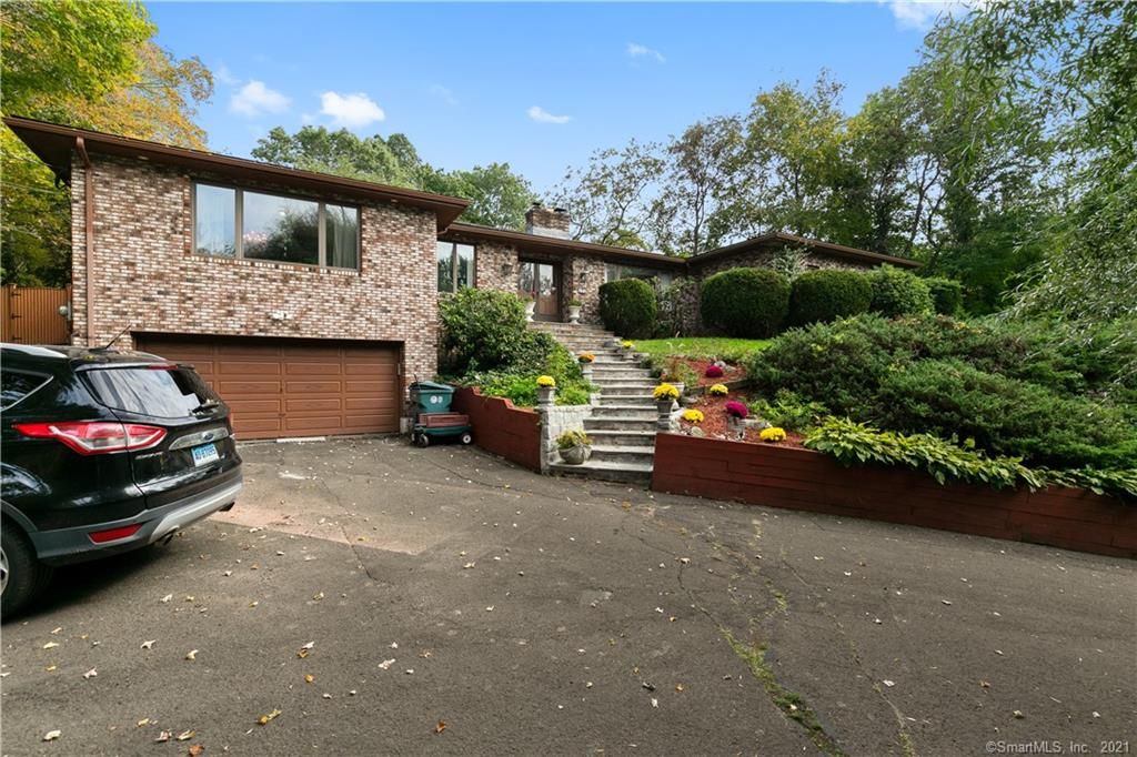 975 Main St, Hamden, CT 06514