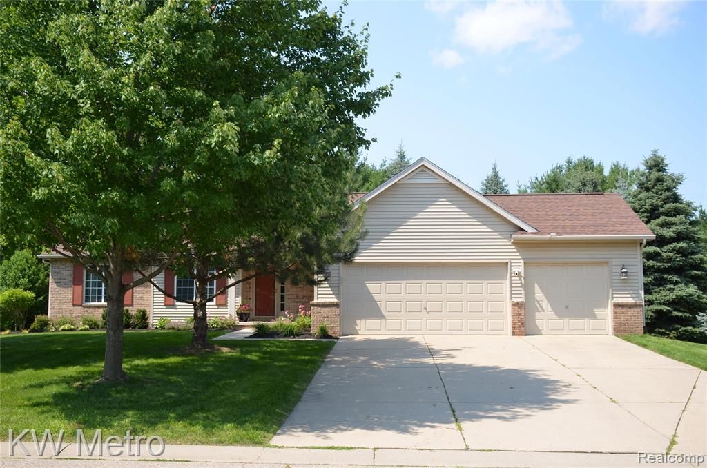 2077 Holly Berry Ln, Commerce Township, MI 48390