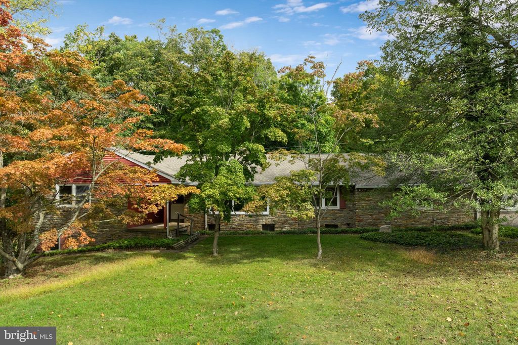 4 Valley Dr, Chalfont, PA 18914