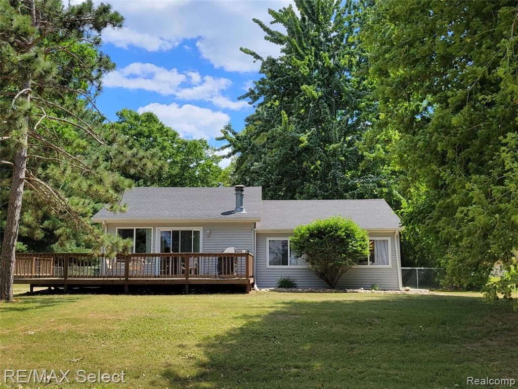 15116 McCaslin Lake Rd, Linden, MI 48451
