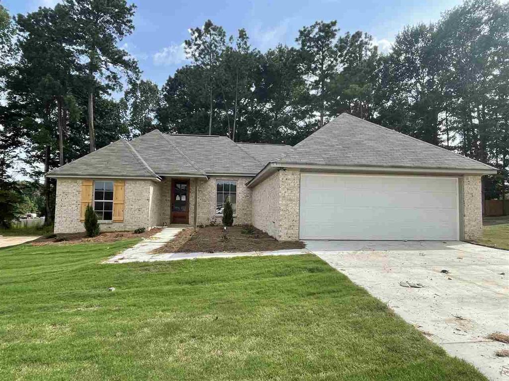 1033 Silver Hl, Pearl, MS 39208