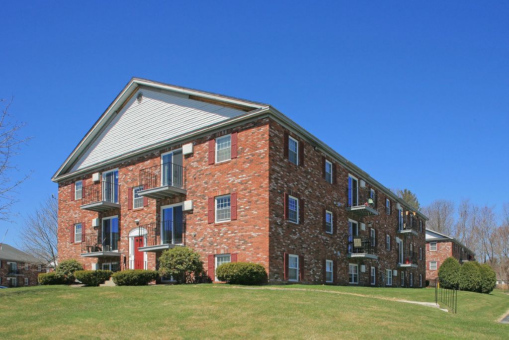 174 Saint Anselm Dr, Goffstown, NH 03045