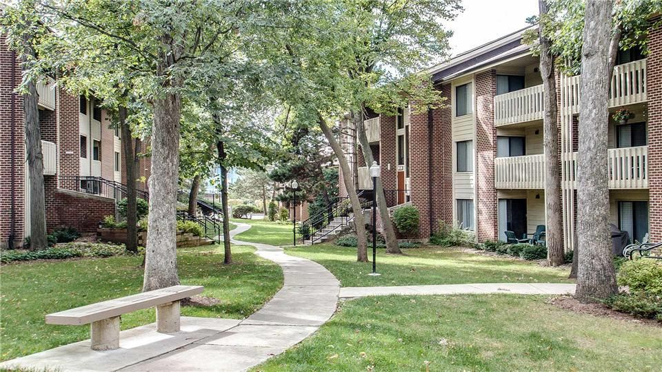 2500 Brush Rd, Schaumburg, IL 60173