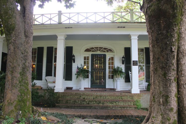 335 W Chulahoma Ave, Holly Springs, MS - 3 Bed, 3 Bath Single-Family