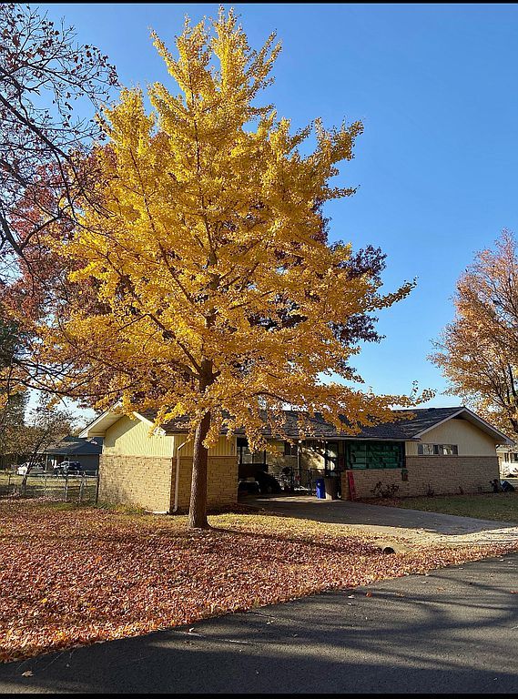 900 S Hazel St, Grove, OK 74344