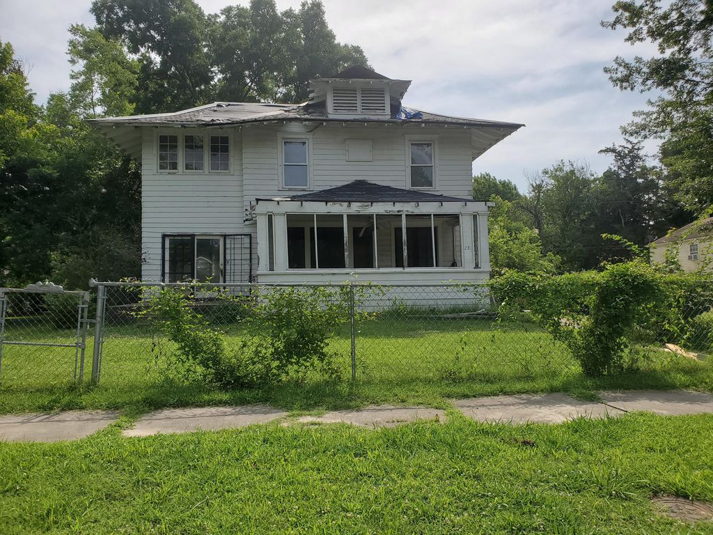 28 E St NW, Miami, OK 74354