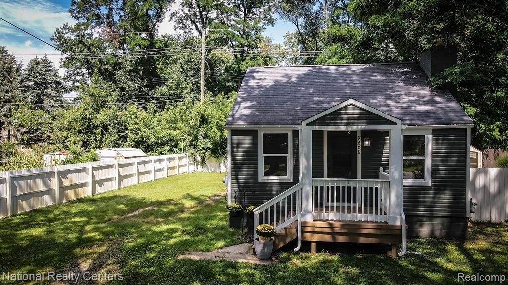 9608 Garden Ter, Commerce Township, MI 48382