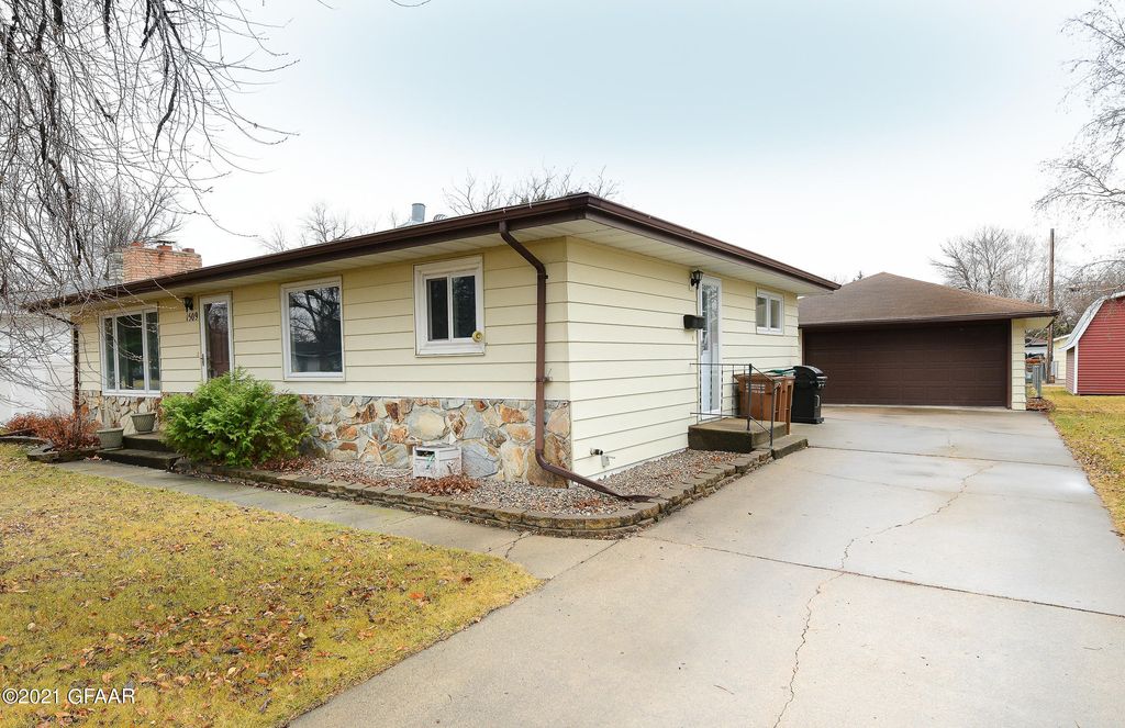 1509 6th Ave NW, East Grand Forks, MN 56721