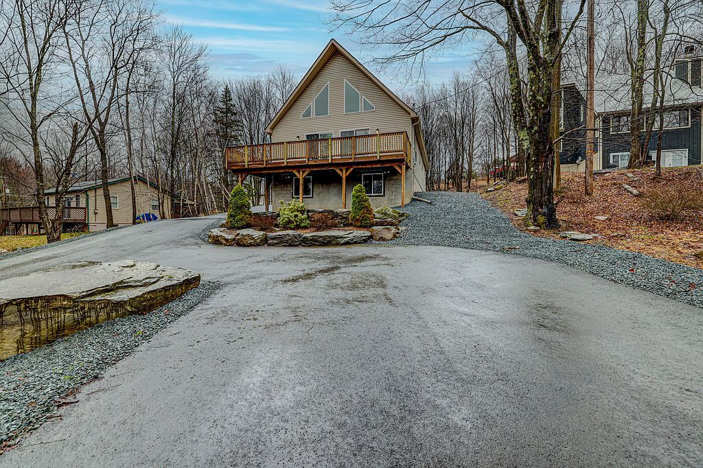2116 Lakeview Dr E, Lake Ariel, PA 18436
