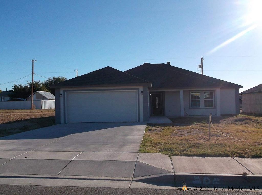 606 S 10th St, Carlsbad, NM 88220