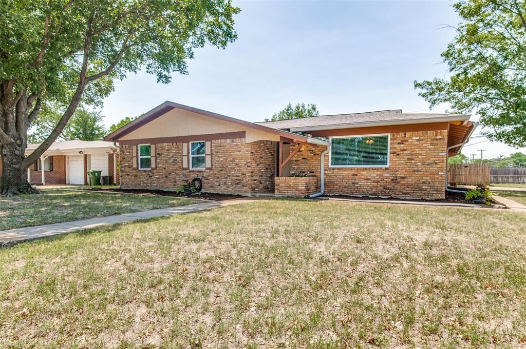 513 Woodcrest Dr, Hurst, TX 76053