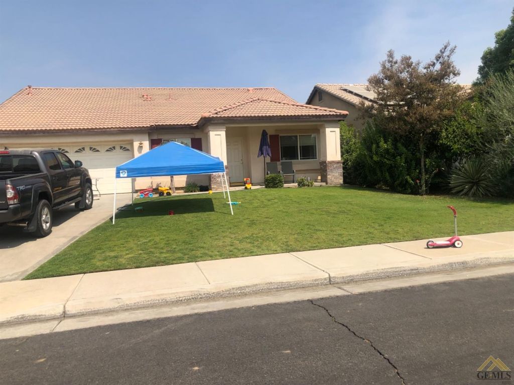 11918 Stratosphere Ave, Bakersfield, CA 93312