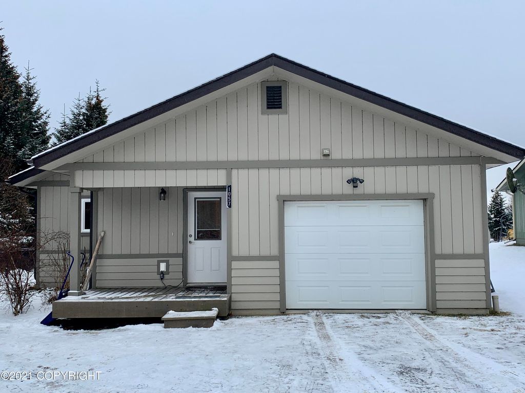 1057 Lakeside Dr, Homer, AK 99603
