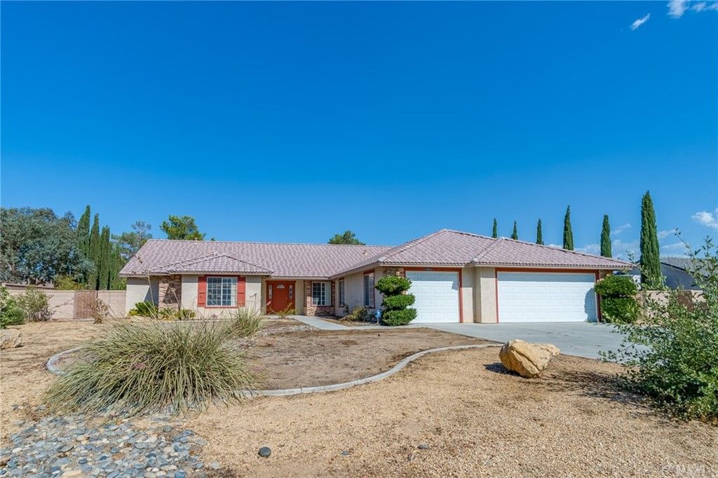 12541 Highline Dr, Apple Valley, CA 92308