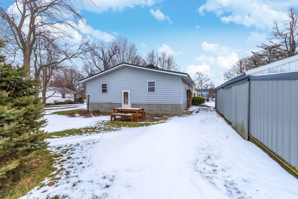 113 S West St, Ellsworth, IL 3 Bed, 2 Bath SingleFamily Home 49