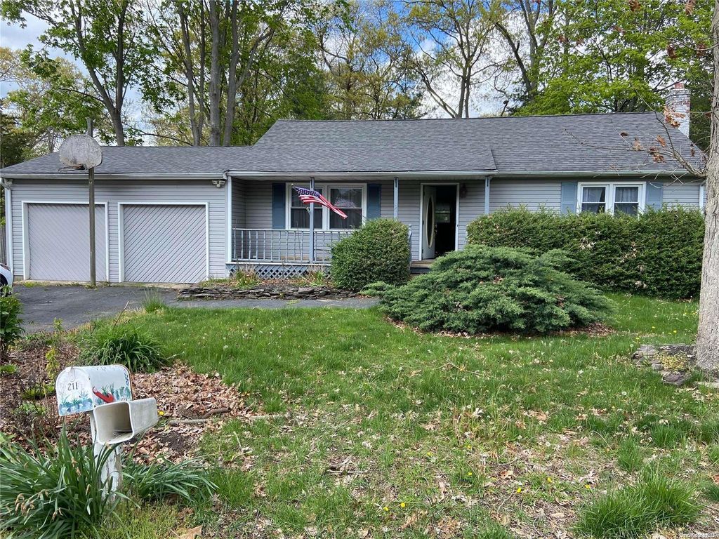 211 Ontario Street, Ronkonkoma, NY 11779