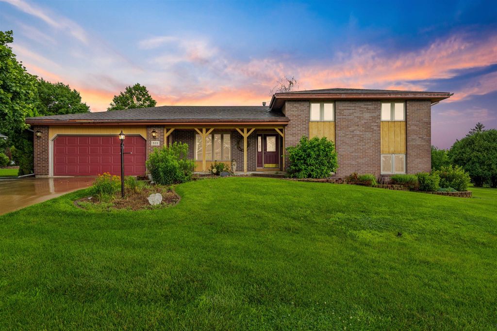 16785 Country Club Dr, Peosta, IA 52068