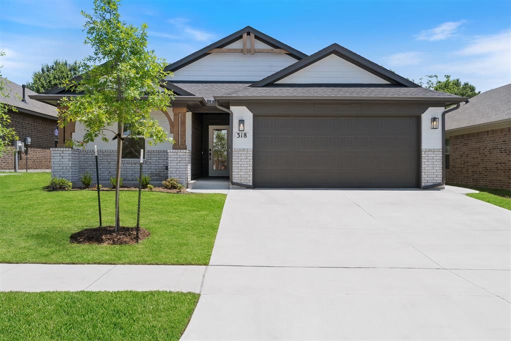 318 Park Ln, Harrah, OK 73045