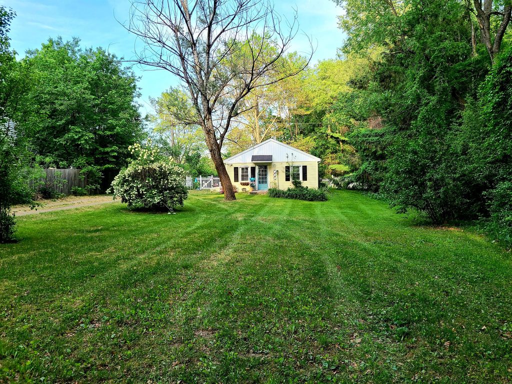 8662 N 42nd St, Augusta, MI 49012