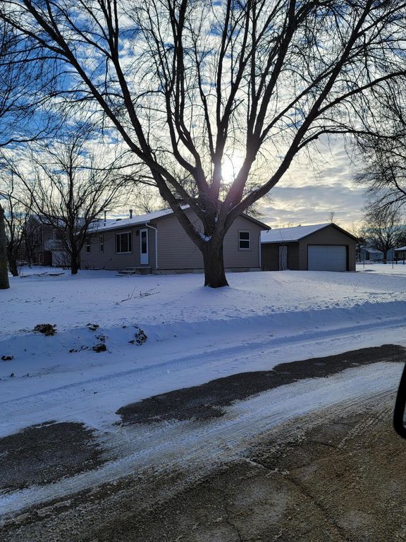 1225 27th St NW, Willmar, MN 56201