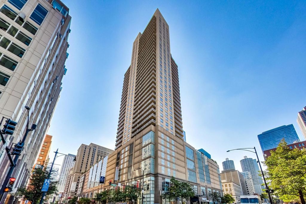 545 N Dearborn St #1803, Chicago, IL 60654