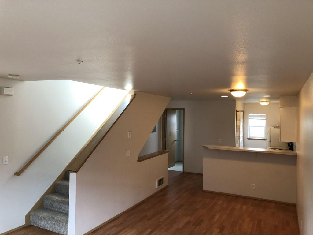 164 Florentia St #B, Seattle, WA 98109