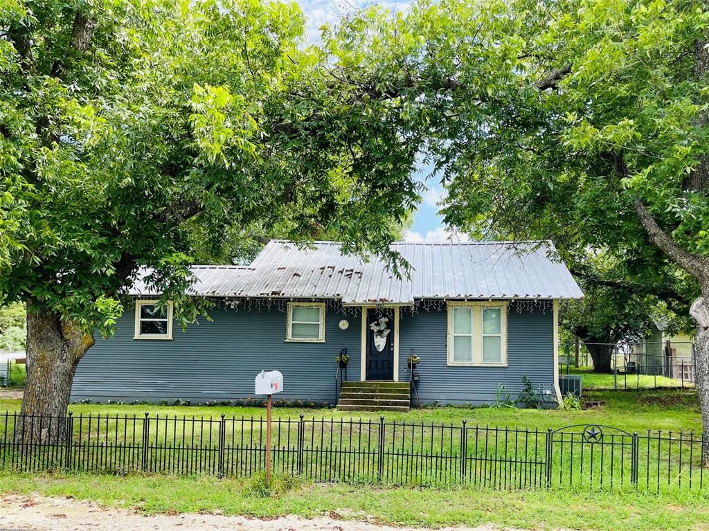 224 E Oak Ave, De Leon, TX 76444