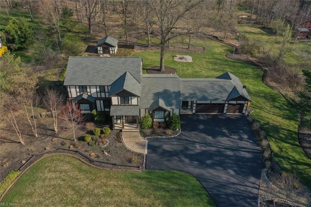 35425 Miles Rd, Moreland Hills, OH 44022