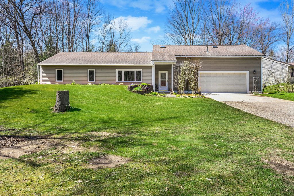 18145 148th Ave, Spring Lake, MI 49456