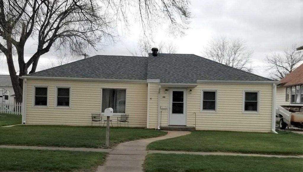 408 W 3rd St, Paxton, NE 69155