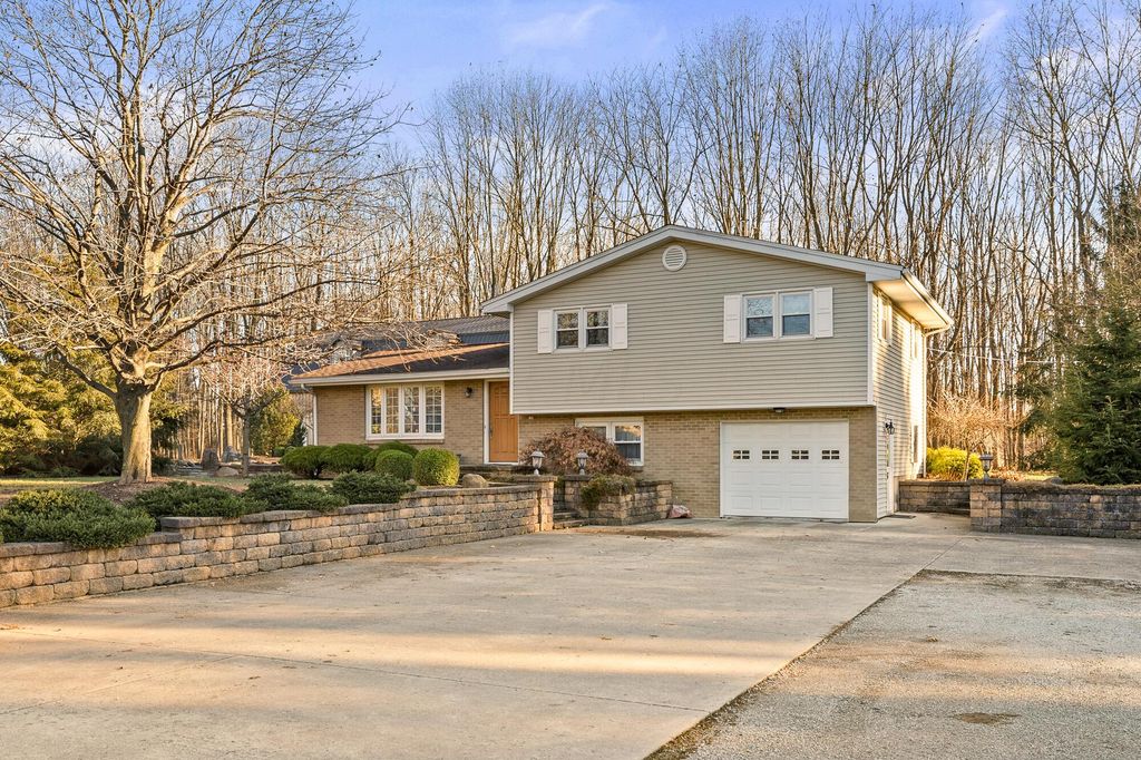 9220 Mount Gilead Rd, Fredericktown, OH 43019