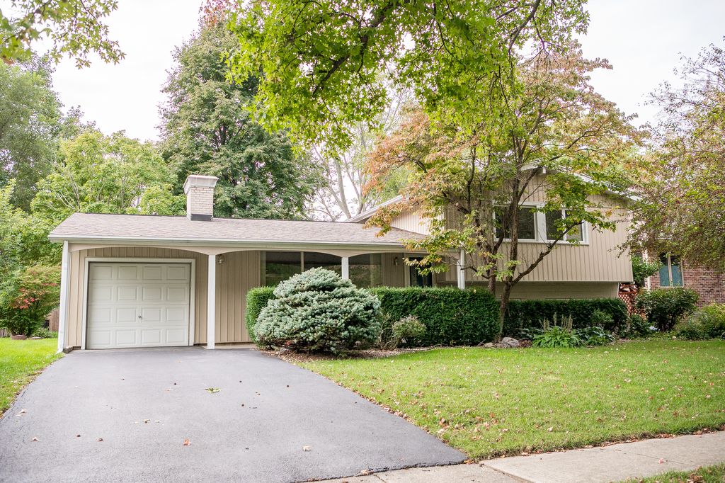 1015 Lincolnshire Dr, Champaign, IL 61821