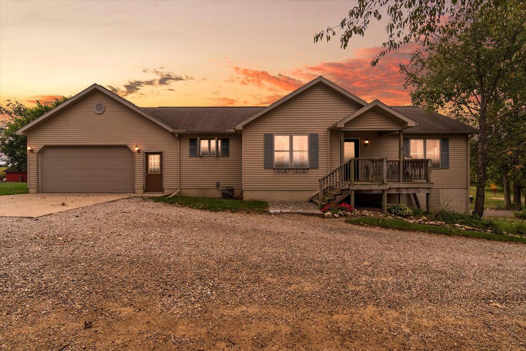 10513 Loughrea Ln, Cement City, MI 49233