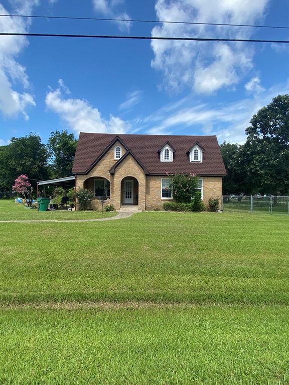 809 4th St, Palacios, TX 77465