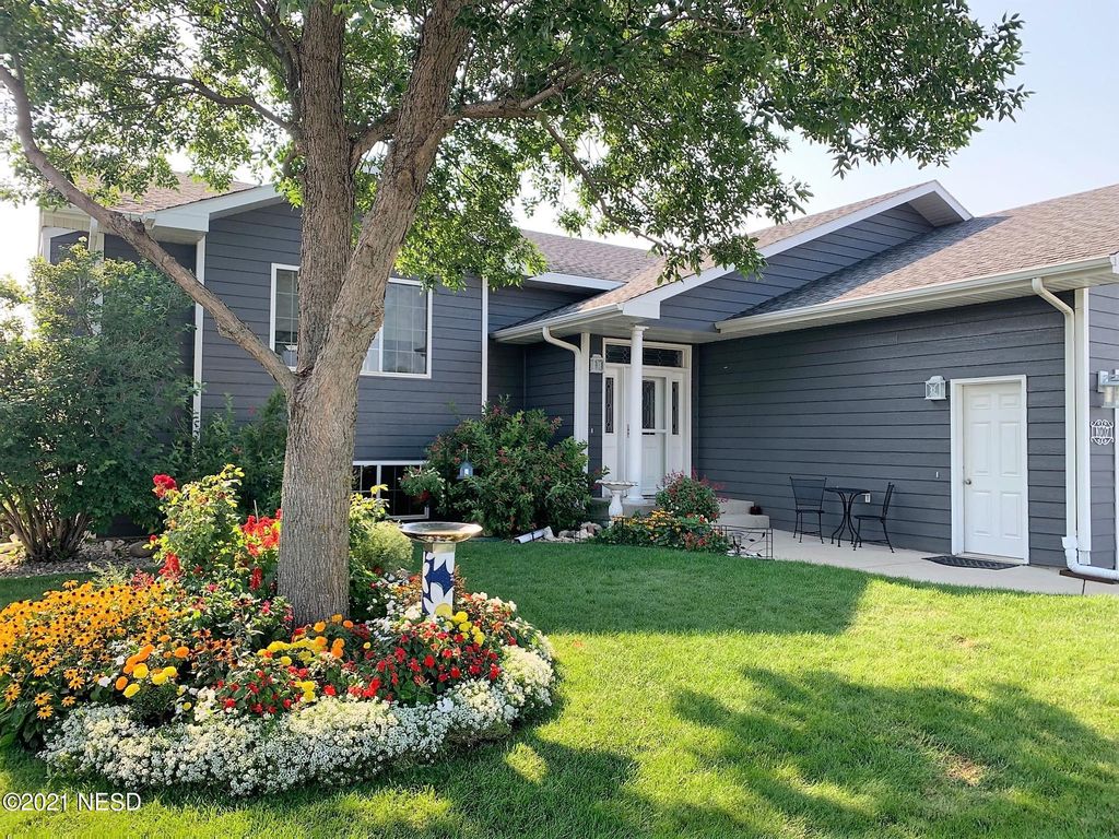 1007 Cherry Dr NE, Watertown, SD 57201